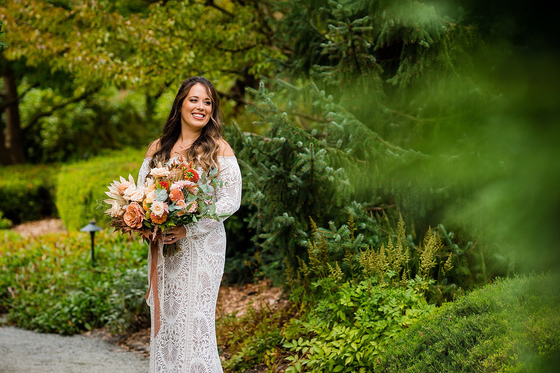 bride holding a fall colored bouquet